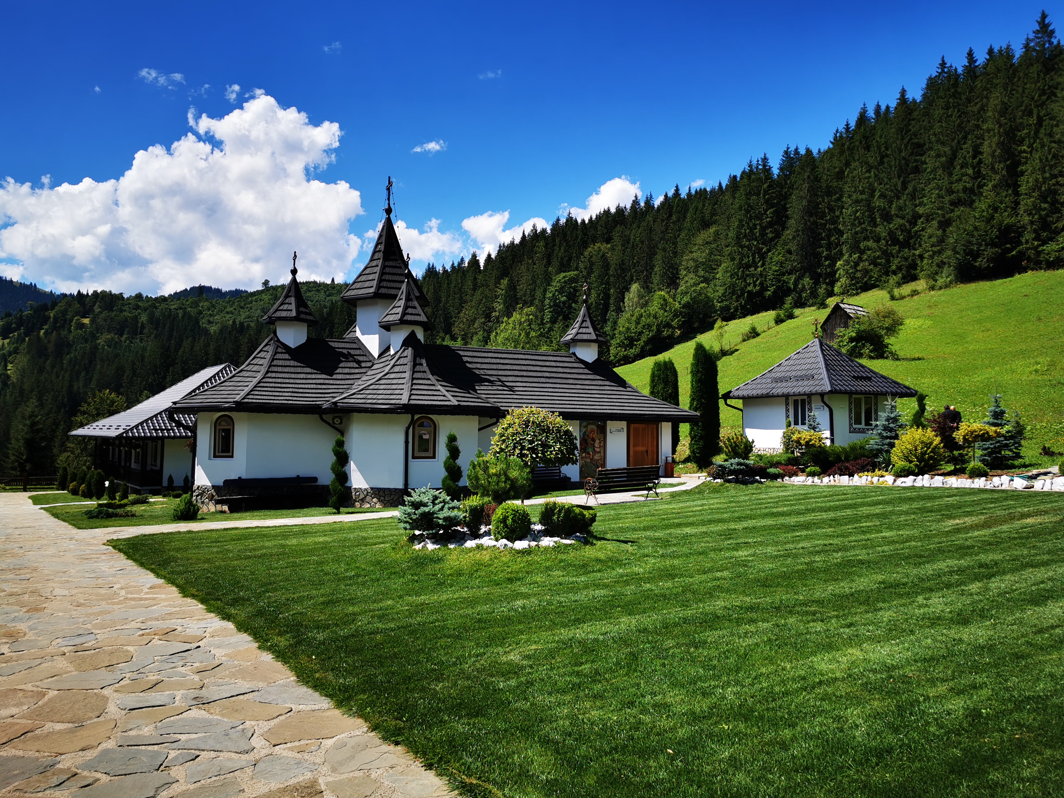 Hramurile mănăstirilor și bisericilor ortodoxe nemțene